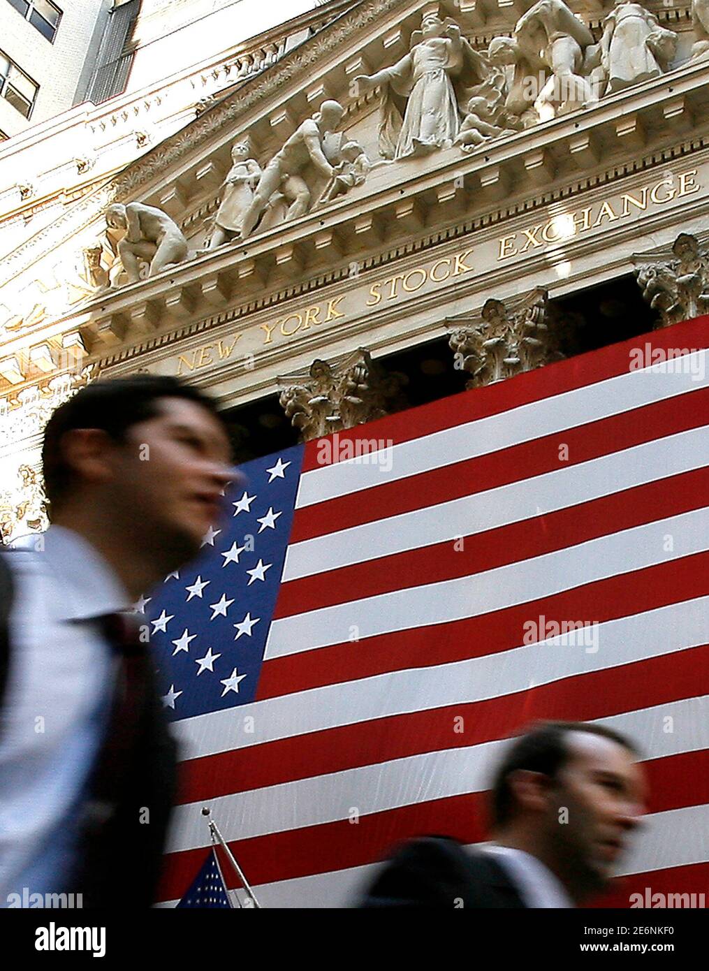 Los peatones se apresuran a pasar por la Bolsa de Nueva York el día después  de que el Big Board puja 10.2 mil millones de dólares para adquirir el  operador de cinco
