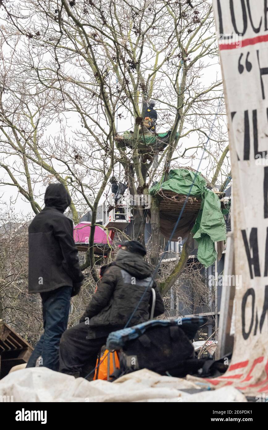 Desalojo de manifestantes de Stop HS2 del campamento en Euston Square Gardens, Londres, 27 de enero de 2021. Manifestantes en el campamento. Foto de stock