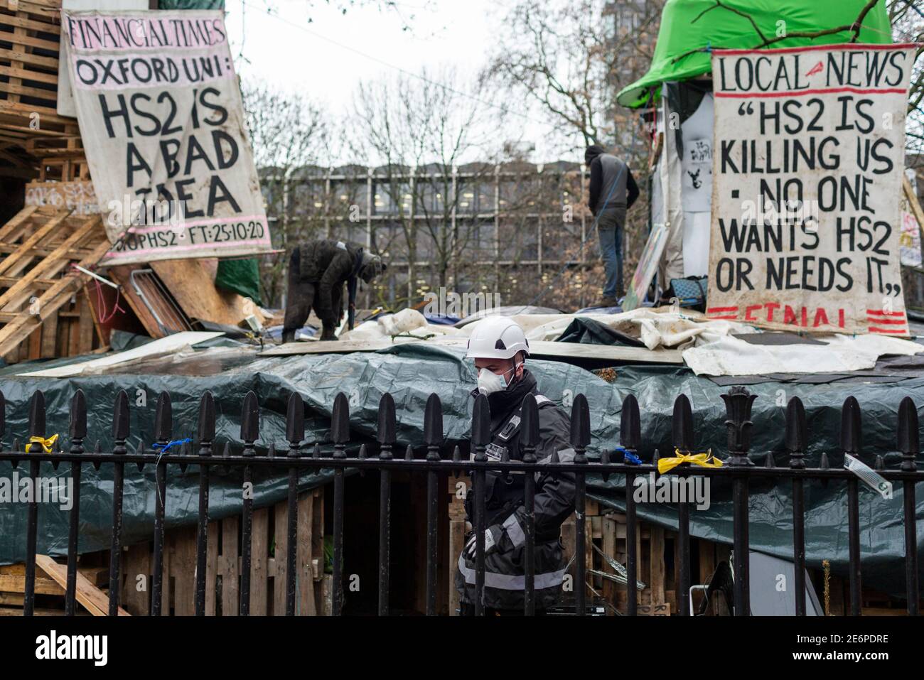 Desalojo de manifestantes de Stop HS2 del campamento en Euston Square Gardens, Londres, 27 de enero de 2021. Vista del campamento. Foto de stock