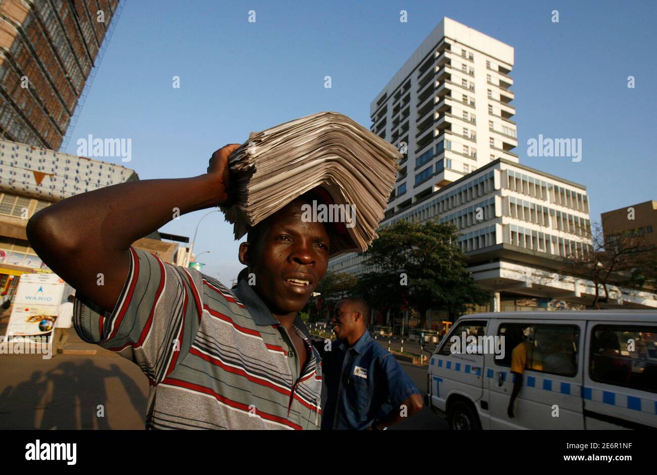Un vendedor lleva periódicos a la venta a lo largo de las calles de la capital de Uganda, Kampala, 12 de septiembre de 2009. REUTERS/THOMAS MUKOYA (EMPRESA DE EMPLEO DE LA SOCIEDAD DE LOS MEDIOS DE COMUNICACIÓN DE UGANDA) Foto de stock