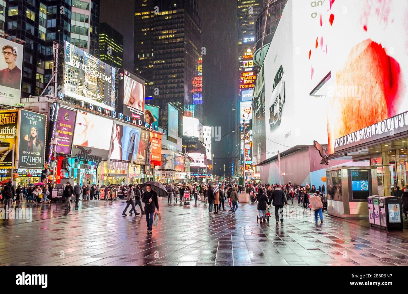 Times Square en el centro de Manhattan por la noche. Pantallas LED  brillantes y vallas publicitarias. Fotografía urbana de la calle. Ciudad de Nueva  York, EE.UU Fotografía de stock - Alamy