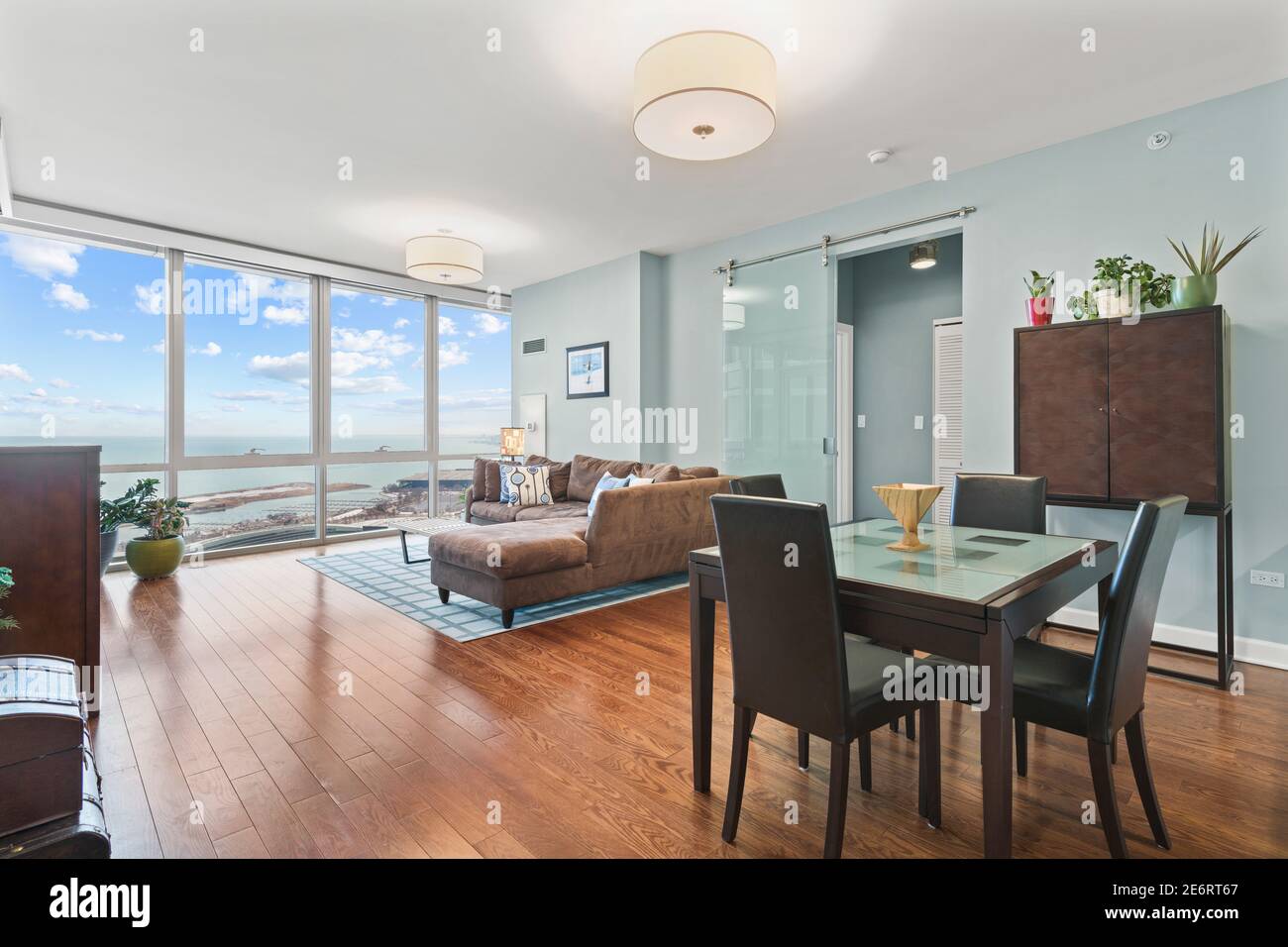Apartamento en el interior de Chicago con vistas al lago Michigan Foto de stock
