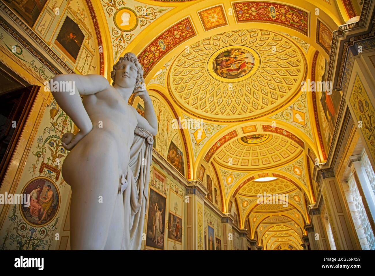 Escultura neoclásica en la Galería de la Historia de la pintura antigua en el Palacio de Invierno / Museo Estatal del Hermitage en San Petersburgo, Rusia Foto de stock