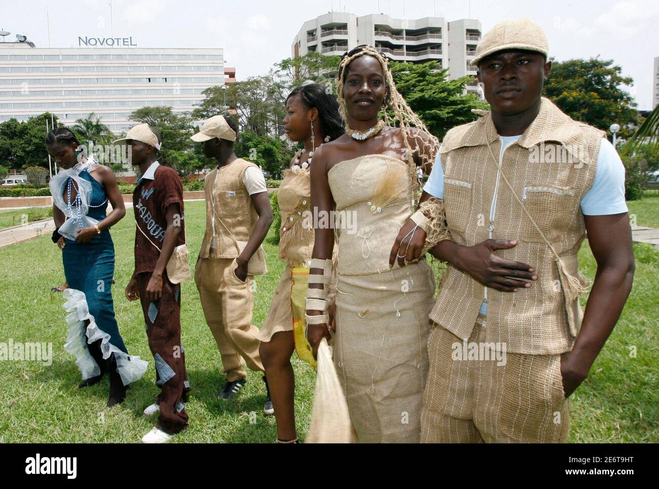 Los modelos vestidos con ropa hecha de sacos de cacao usados se posan en un  parque en Abidjan 5 de abril de 2008. La diseñadora de moda Felicite Mai  utiliza los sacos