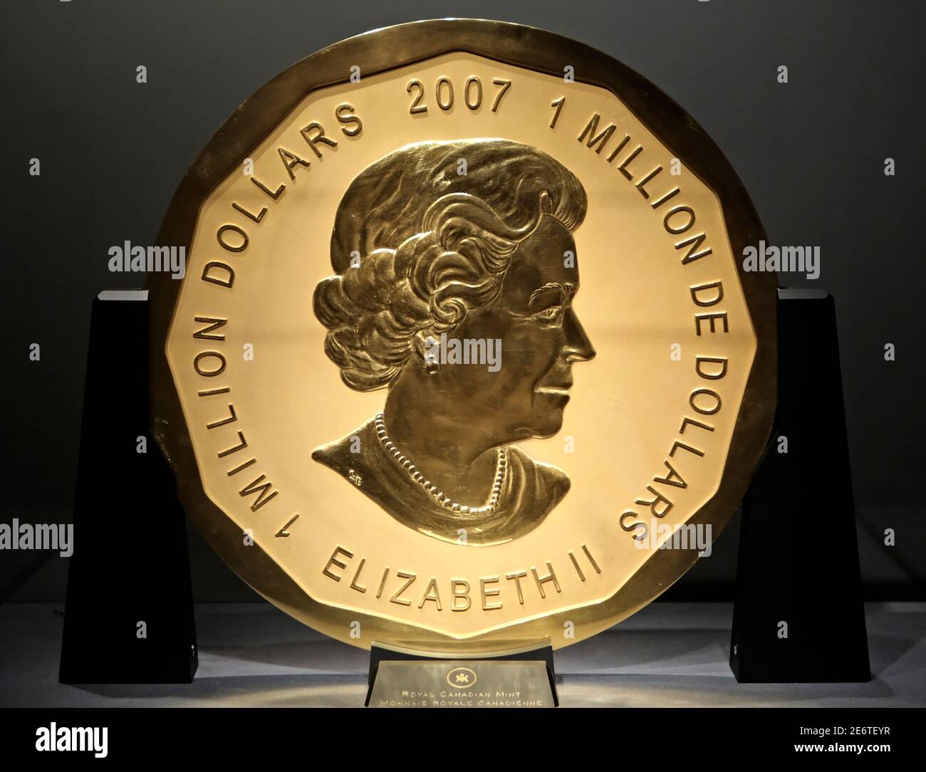 La moneda de oro más grande del mundo, una hoja de arce de 1,000.000 dólares  canadienses 2007 con un peso de 100 kilos y un diámetro de 53 cm está en  exhibición