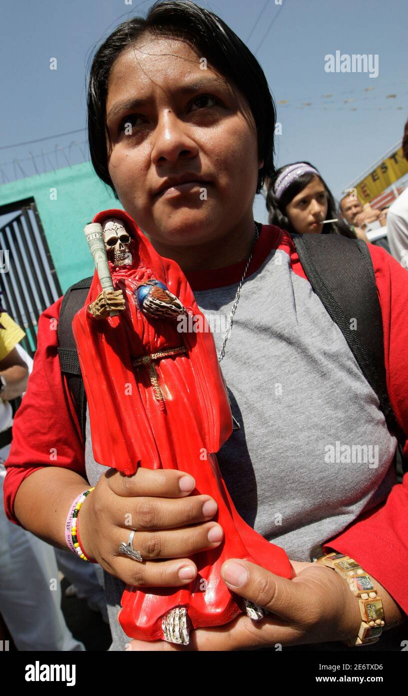Un mexicano seguidor de santa muerte (santa muerte) muestra su tatuaje  fuera del santuario, en tepito, en la ciudad de México, México Fotografía  de stock - Alamy