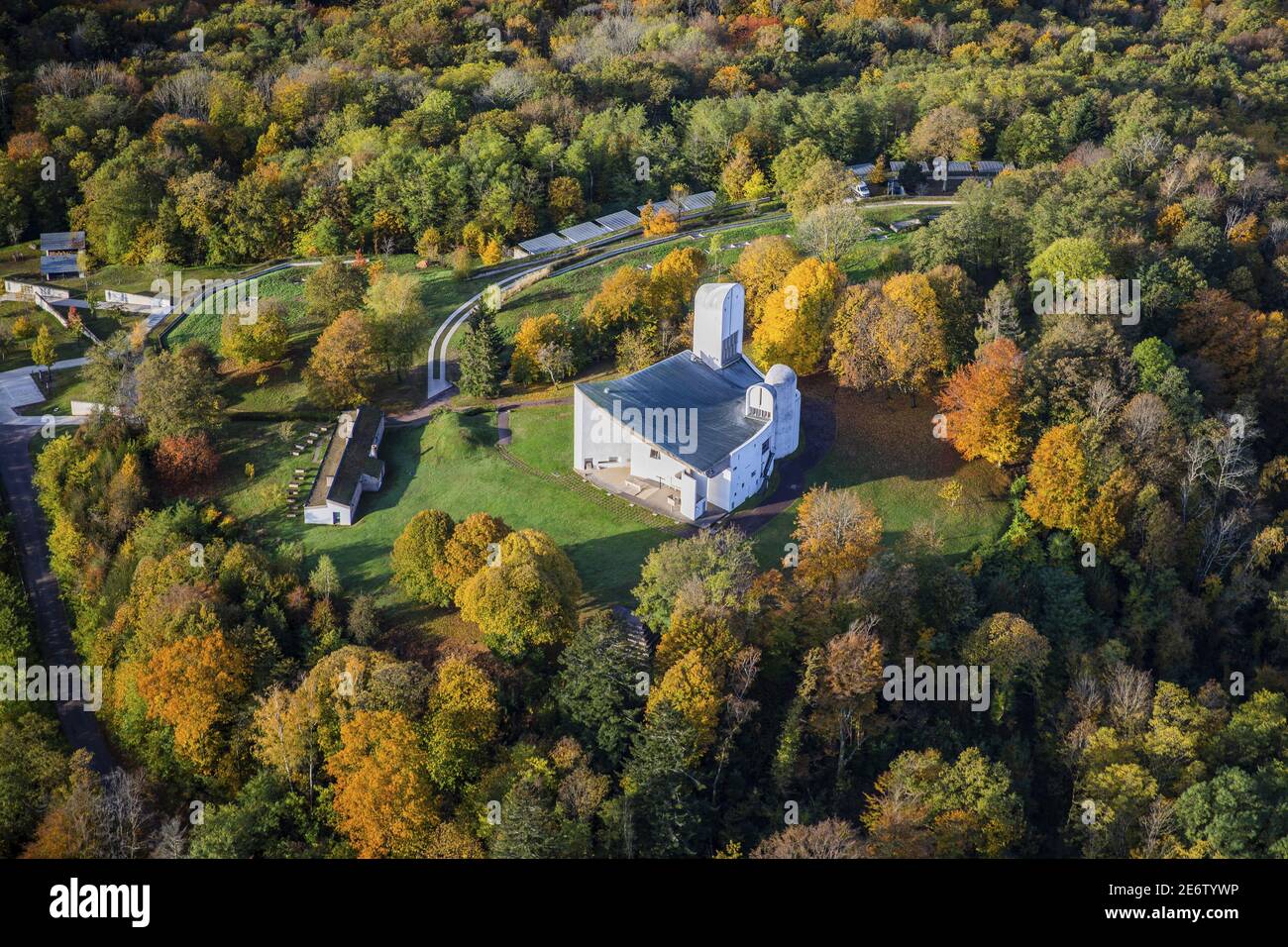 Francia, Haute-Saone, Ronchamp, Notre Dame du Haut por el arquitecto le Corbusier, un sitio declarado Patrimonio de la Humanidad por la UNESCO (vista aérea) Foto de stock