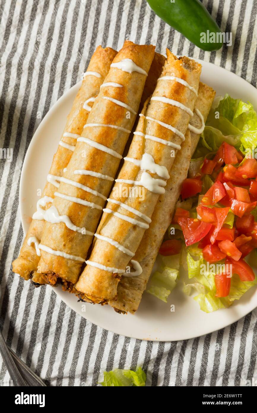 Flautas de pollo fotografías e imágenes de alta resolución - Alamy