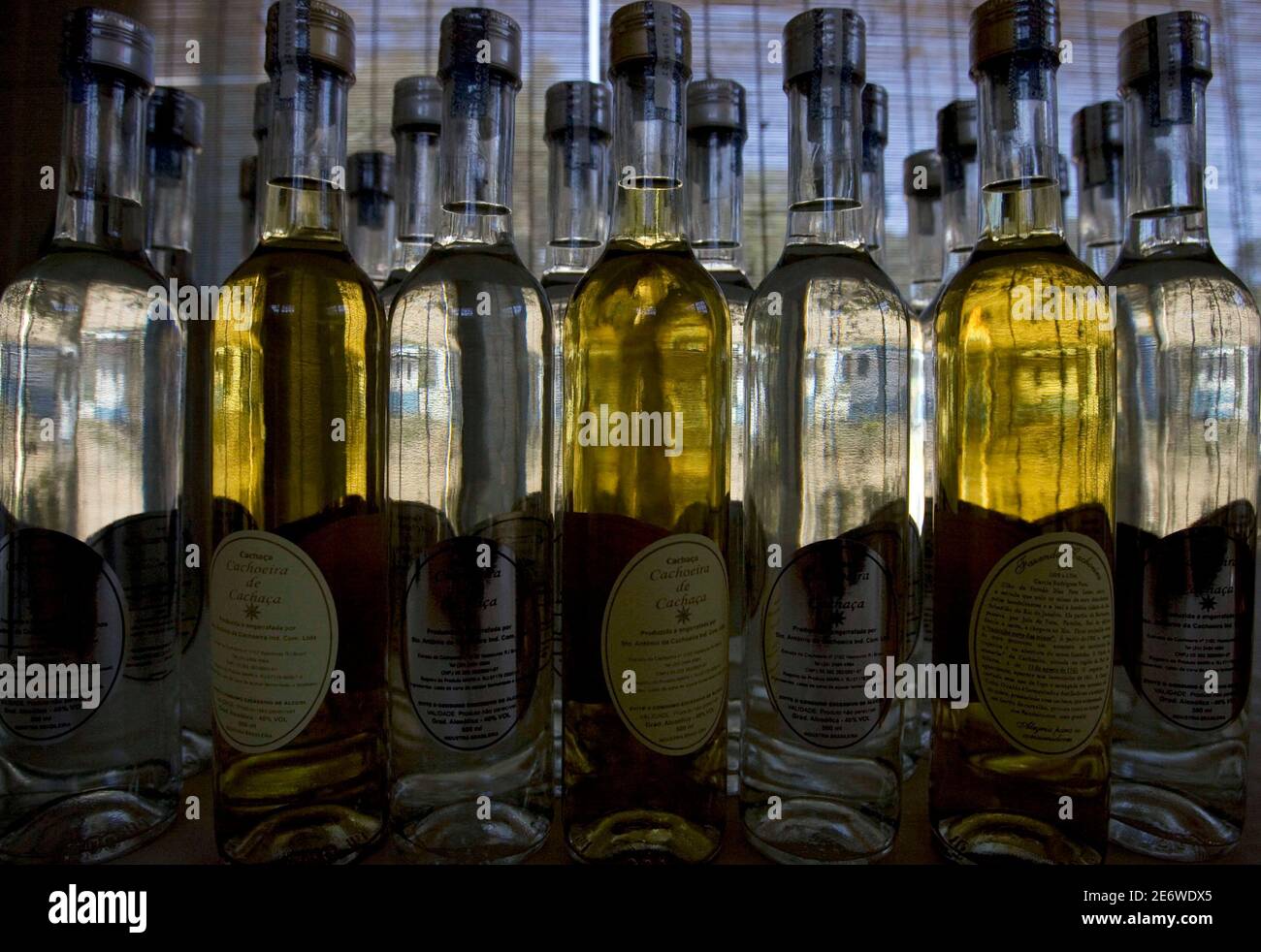 Las botellas de Cachaca se ven en una granja de micro-destilería, o alambique, a unos 150 km (93 millas) al noroeste de Río de Janeiro, 29 de agosto de 2008. Brasil produce más de 1.8 mil millones de litros de cachaca, la bebida más popular del país, cada año. REUTERS/Bruno Domingos (BRASIL) Foto de stock