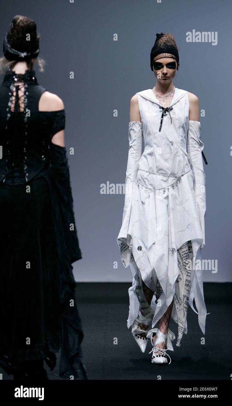 A model displays a gothic fashion creation by Japanese designer Naoto Hirooka at a fashion show in Tokyo August 31, 2007. REUTERS/Michael Caronna (JAPAN) Foto de stock