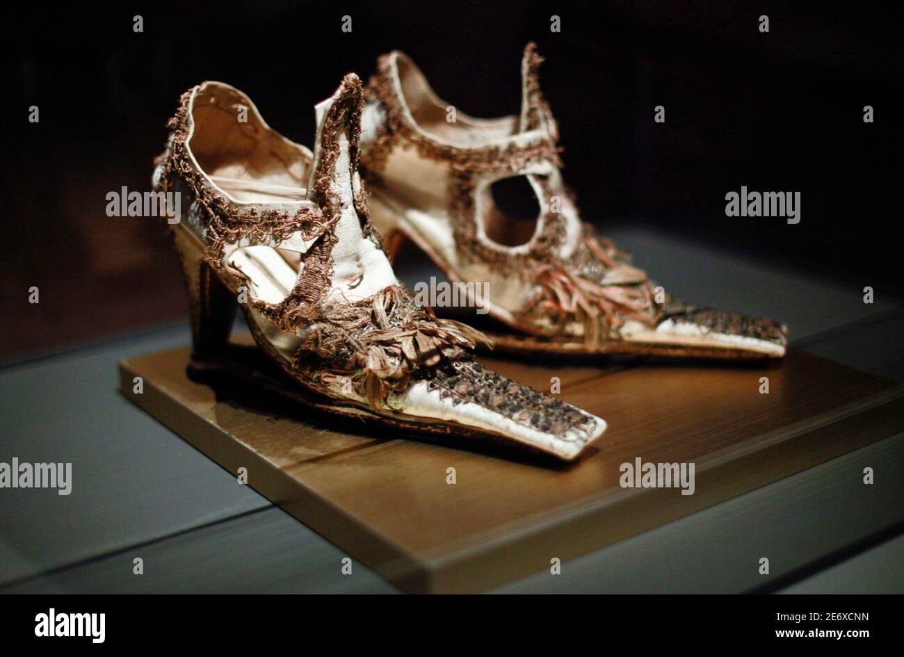 Favor llamar crecer Zapatos de solera, probablemente italianos de mediados del siglo XVII, se  ven en exhibición en la exposición "en un pedestal: Desde los Chopines del  Renacimiento hasta los tacones del Barroco" en el