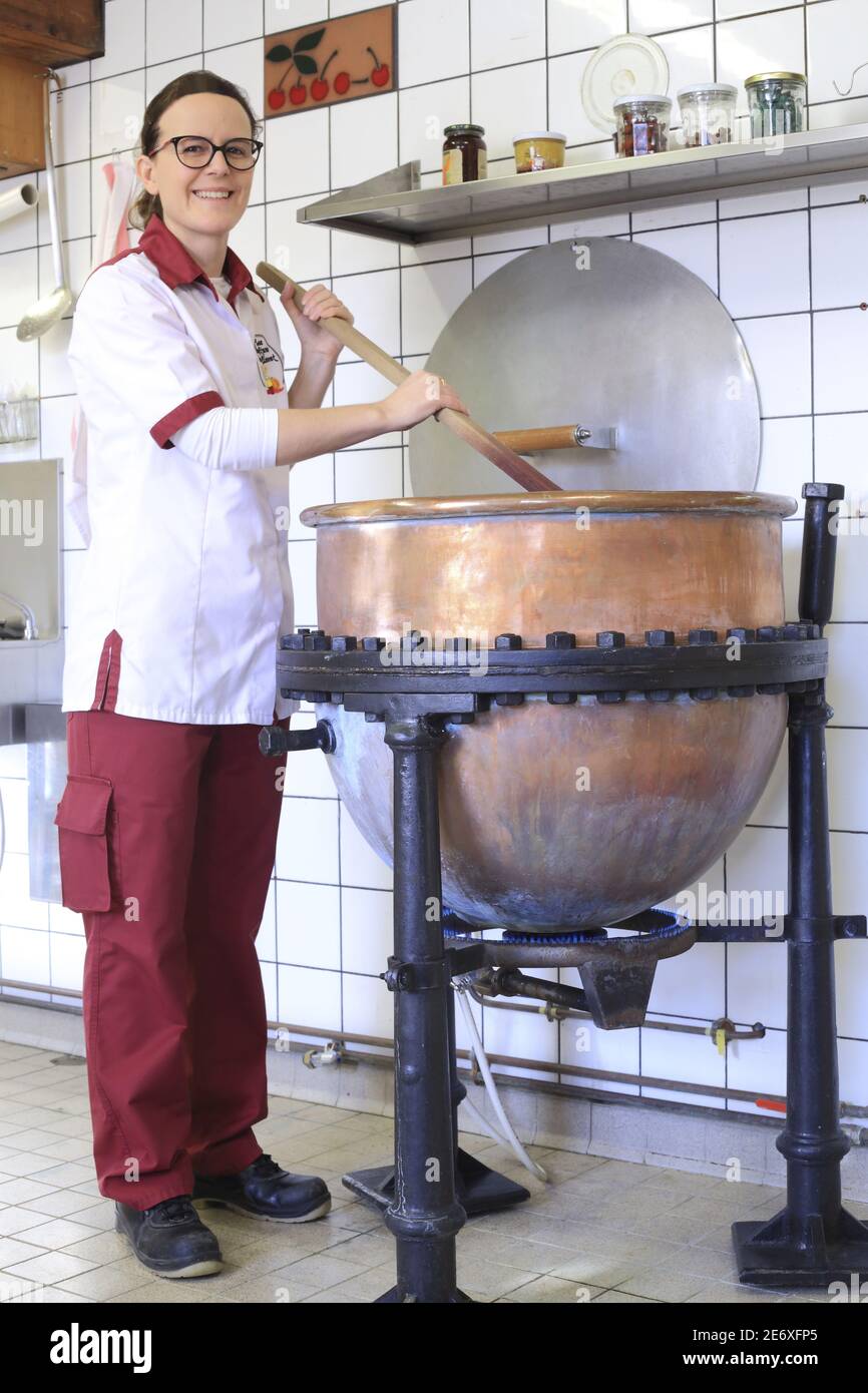 Bruja haciendo caras y cocinar en un caldero de cobre Fotografía de stock -  Alamy