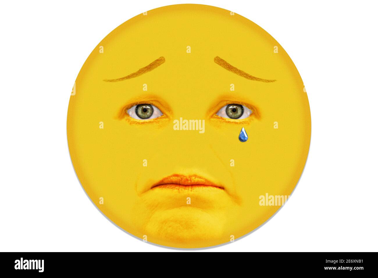 Una cara amarilla de una mujer de mediana edad muestra la emoción de la tristeza. La cara no tiene nariz. Foto de stock