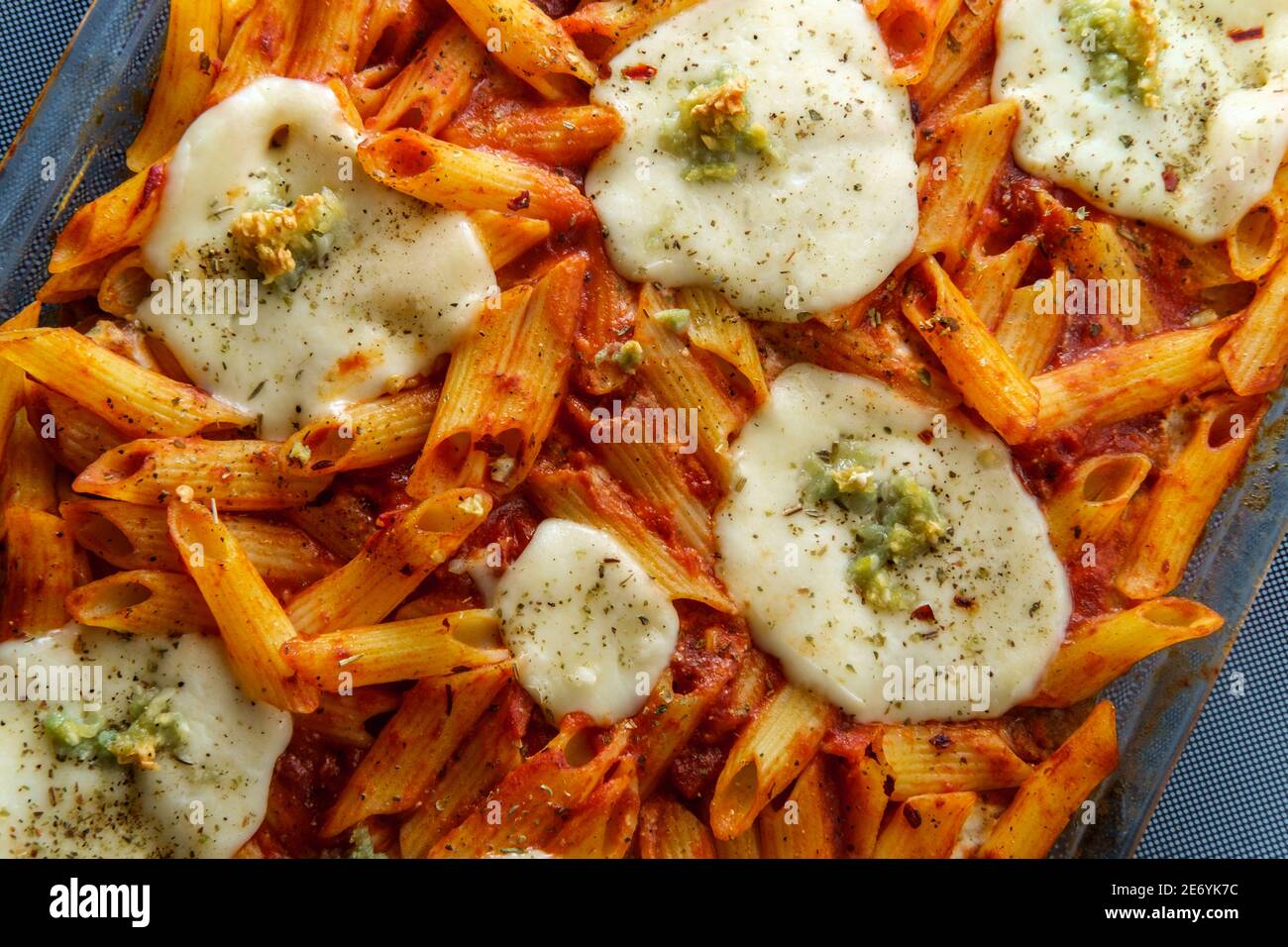 Cena de pasta de penne de ziti al horno con mozzarella fresca y condimentos  italianos Fotografía de stock - Alamy