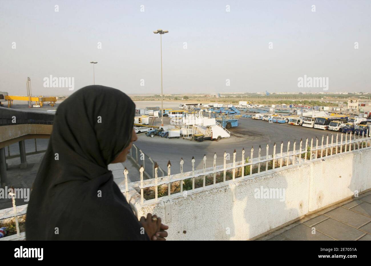 Una mujer camina en el Aeropuerto Internacional Jinnah después de la  cancelación de vuelos de Pakistan International Airline en Karachi el 2 de  noviembre de 2007. La mayor parte de la flota