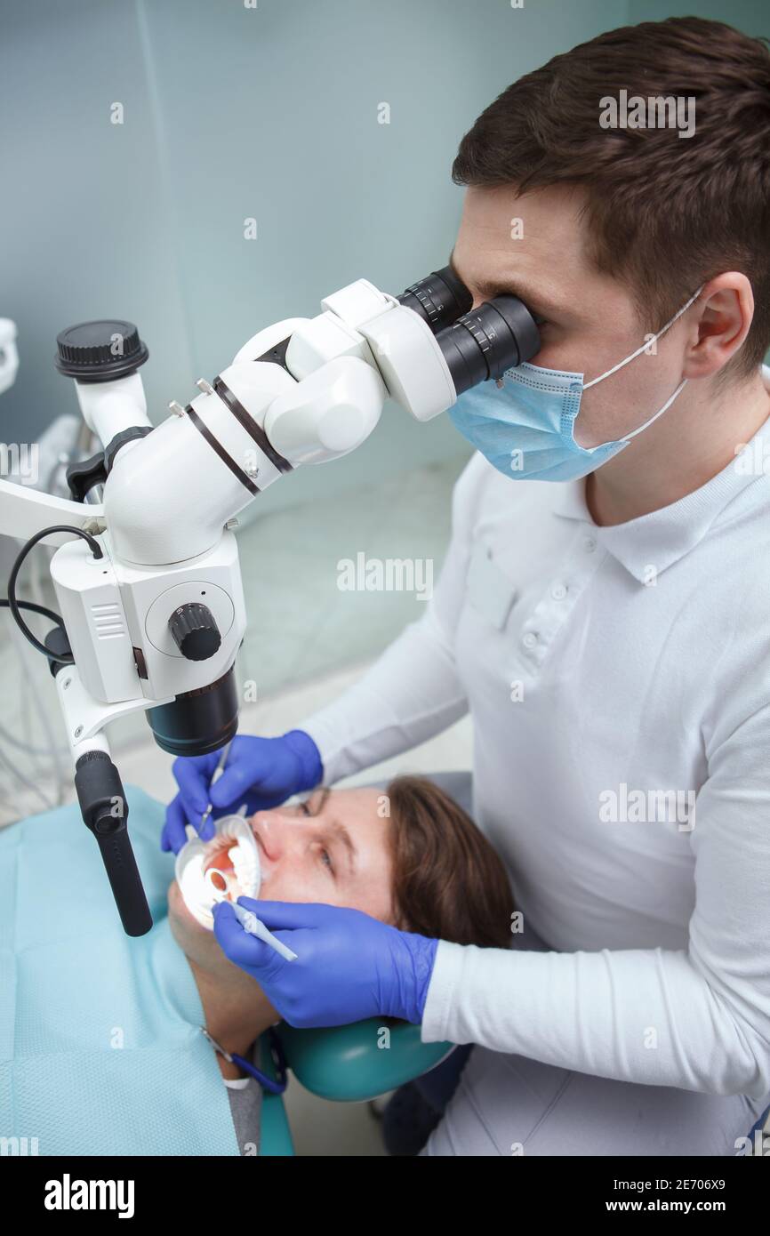 Vista superior vertical de un dentista masculino mirando microscopio dental  mientras se trabaja Fotografía de stock - Alamy