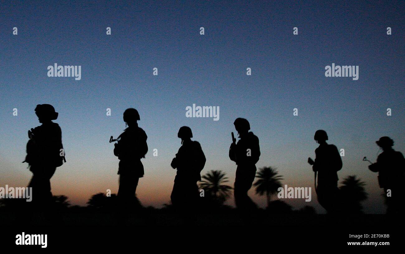 Iraqi soldiers line up at dawn as they prepare to take part in a joint operation with U.S. Army soldiers near Mahmudiya, south of Baghdad April 16, 2007. REUTERS/Bob Strong (IRAQ) Foto de stock