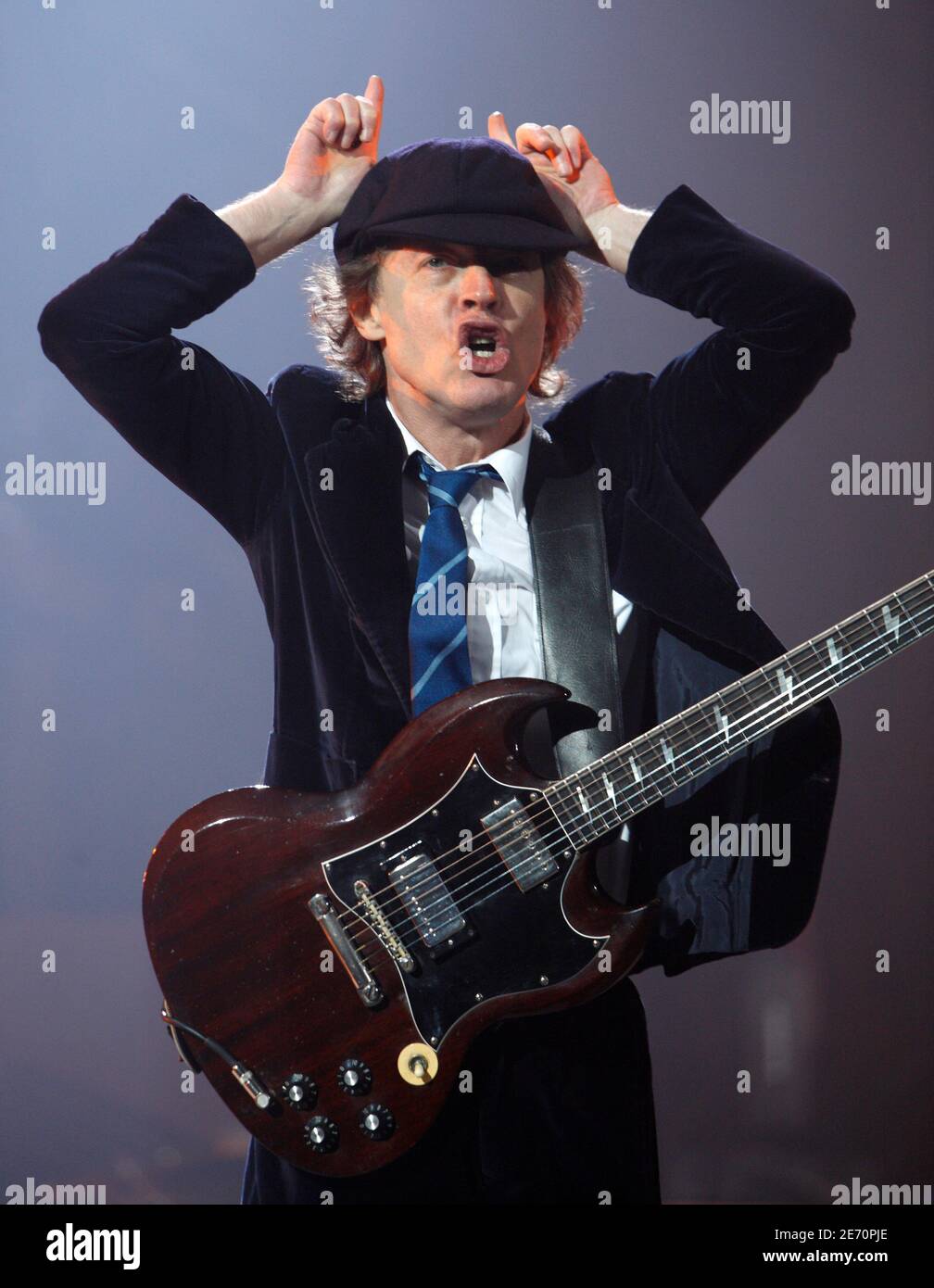 El guitarrista principal de AC/DC Angus Young actúa en Rosemont, Illinois,  30 de octubre de 2008. REUTERS/John Gress (ESTADOS UNIDOS Fotografía de  stock - Alamy