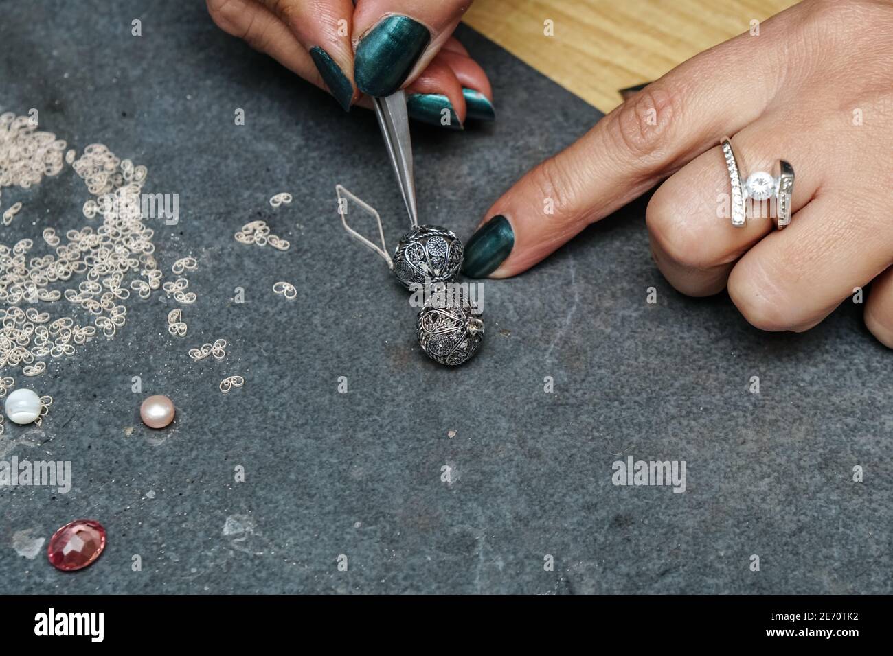 Proceso de hacer filigrana de plata. Producción y fabricación de la  fabricación, fábrica, diseño de la artesanía de fundición, procesamiento de  joyas de plata preciosa, filigrana, anillo je Fotografía de stock -