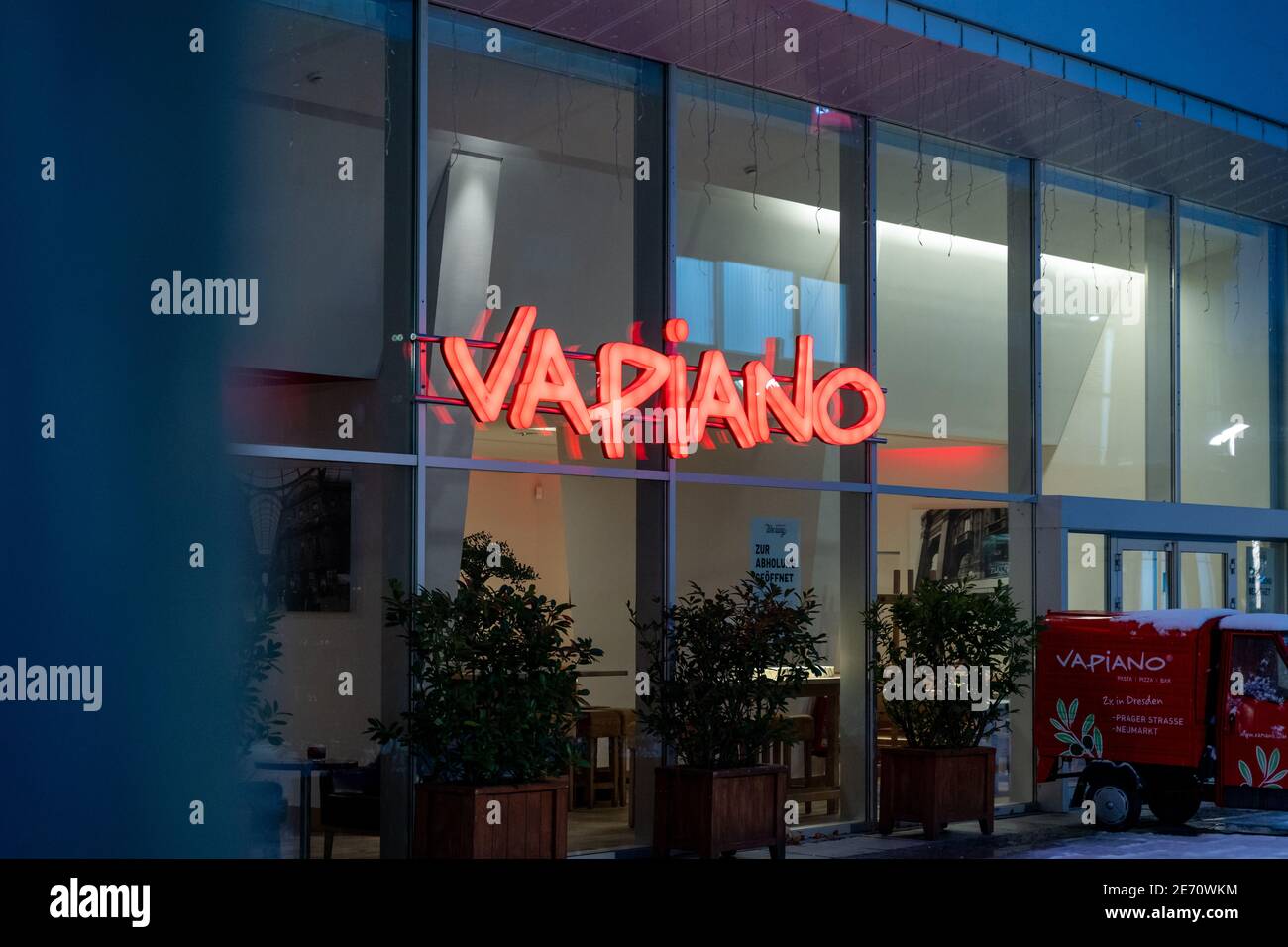 Restaurante De Franquicia Fotos E Imagenes De Stock Alamy Our dishes are prepared right in front of you and can also be customized to your taste! https www alamy es logotipo de vapiano en la pared iluminado en color rojo cadena de restaurantes de franquicia que sirve comida italiana en alemania frente del edificio por la noche image400161208 html