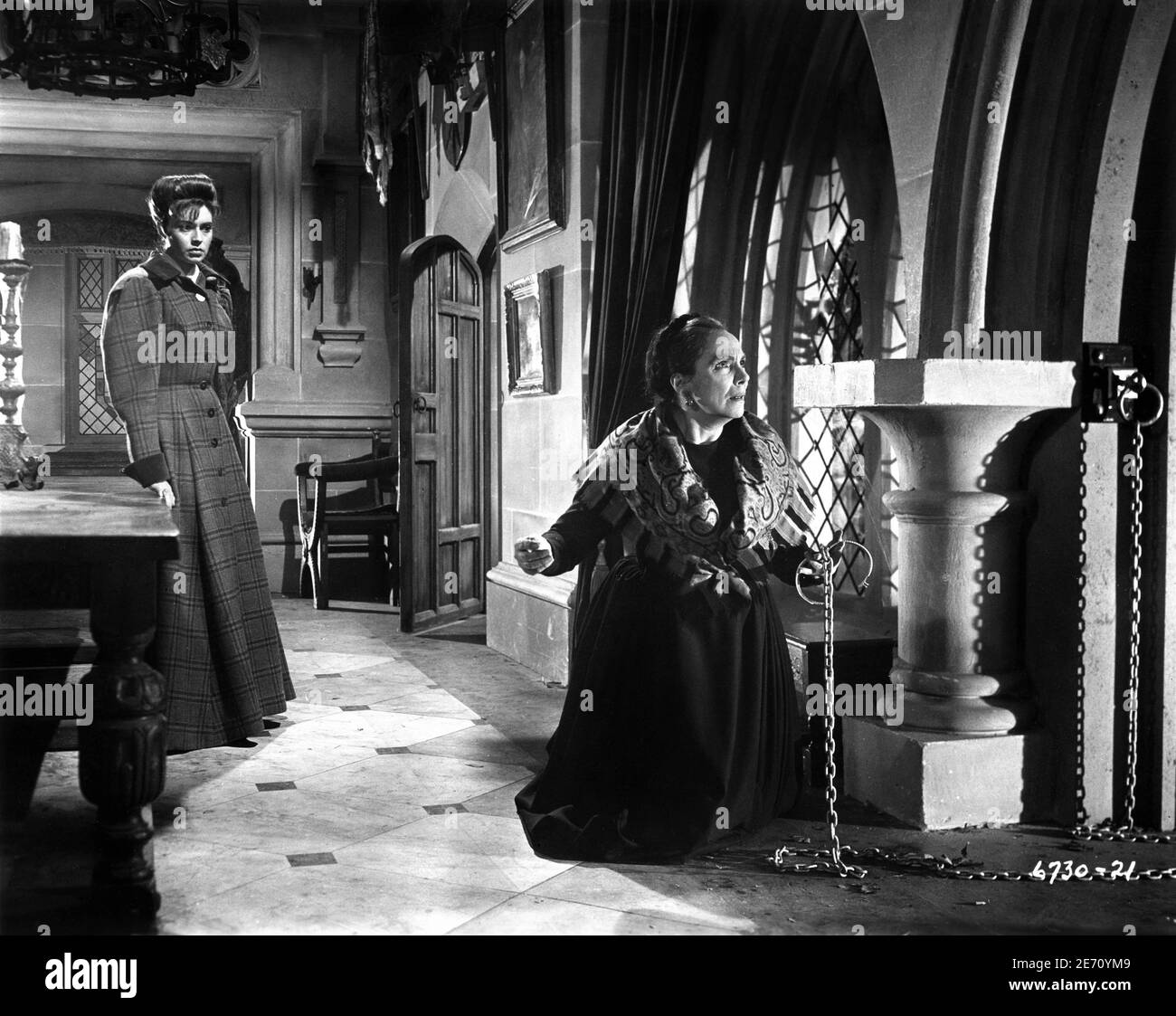 YVONNE MONLAUR como Marianne Danielle y FREDA JACKSON como Greta En LAS  NOVIAS DE DRACULA 1960 director TERENCE FISHER Hammer Películas / Rank Film  Distributors (Reino Unido) / Universal Pictures (EE.UU Fotografía