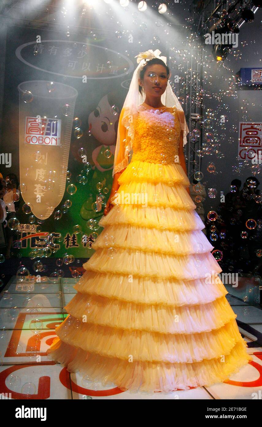 híbrido sello pegar Un modelo desade un traje hecho de condones durante un desfile de moda en  la 4ta China Reproductive Health New Technologies & Products Expo en  Beijing el 11 de julio de 2007.