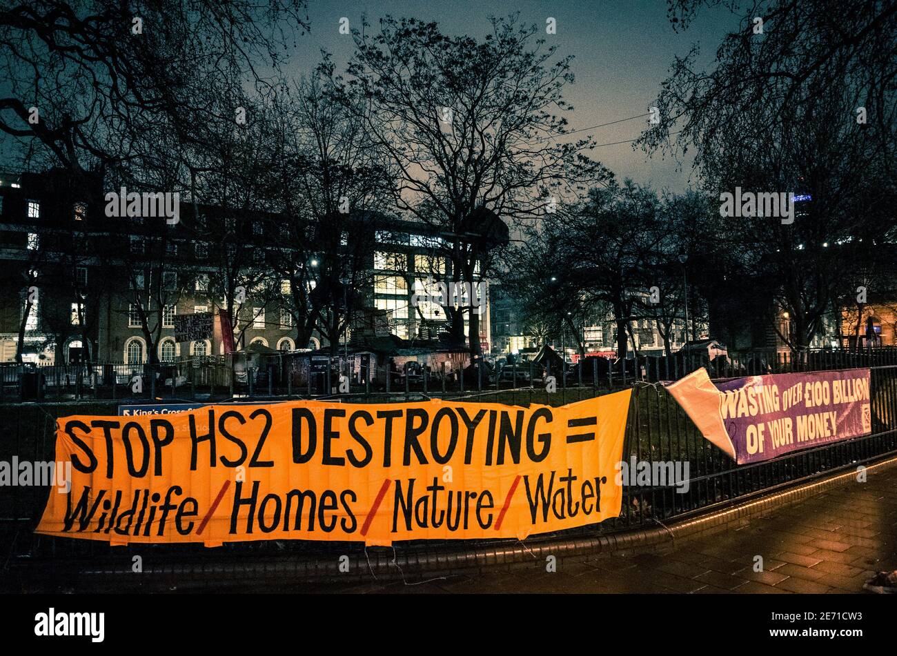 Deténgase en las pancartas de los activistas HS2 que rodean la estación de tren de Euston de Londres por la noche. Foto de stock