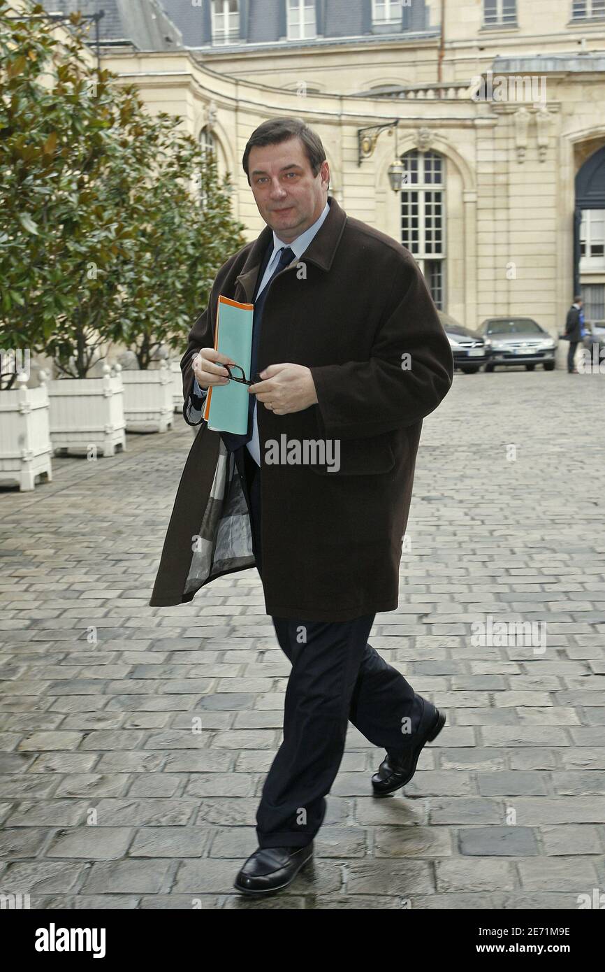 El ministro francés de Deportes Jean-Francois Lamour llega a una reunión gubernamental organizada por el primer ministro Dominique de Villepin en el Hotel Matignon en París, Francia, el 29 de enero de 2007. Foto de Bernard Bisson/ABACAPRESS.COM Foto de stock