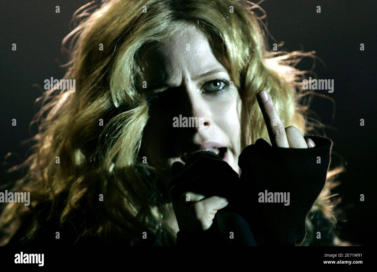 Canadian Singer Avril Lavigne Performs During A Concert In Buenos Aires Argentina September 17 05 Lavigne Is Promoting Her Album Under My Skin Fotografia De Stock Alamy