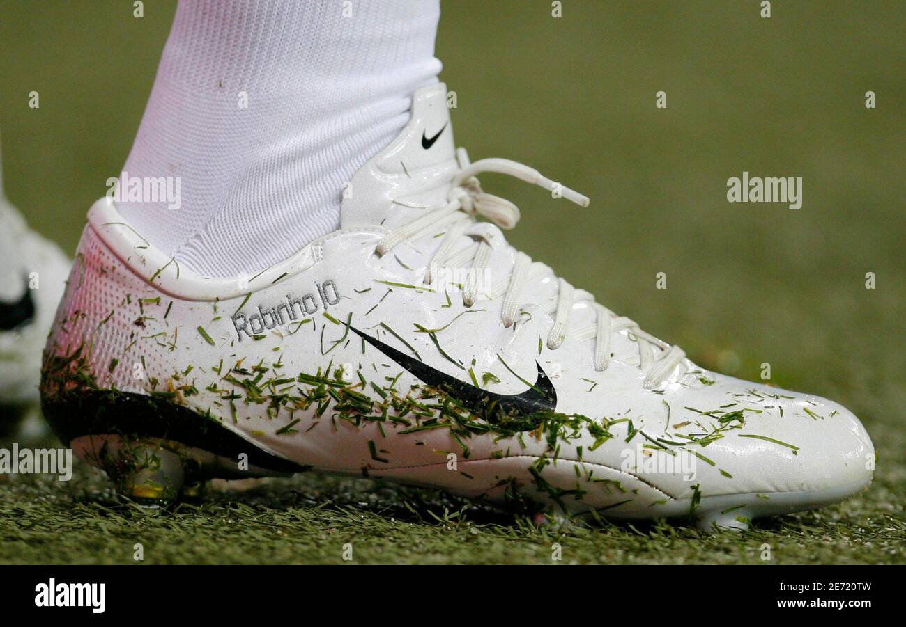 Real Madrid's Robinho's custom-made Nike 10R boots are seen during his team's Spanish First Division soccer match against Zaragoza at the Santiago Bernabeu stadium in Madrid January 14, 2007. REUTERS/Victor Fraile