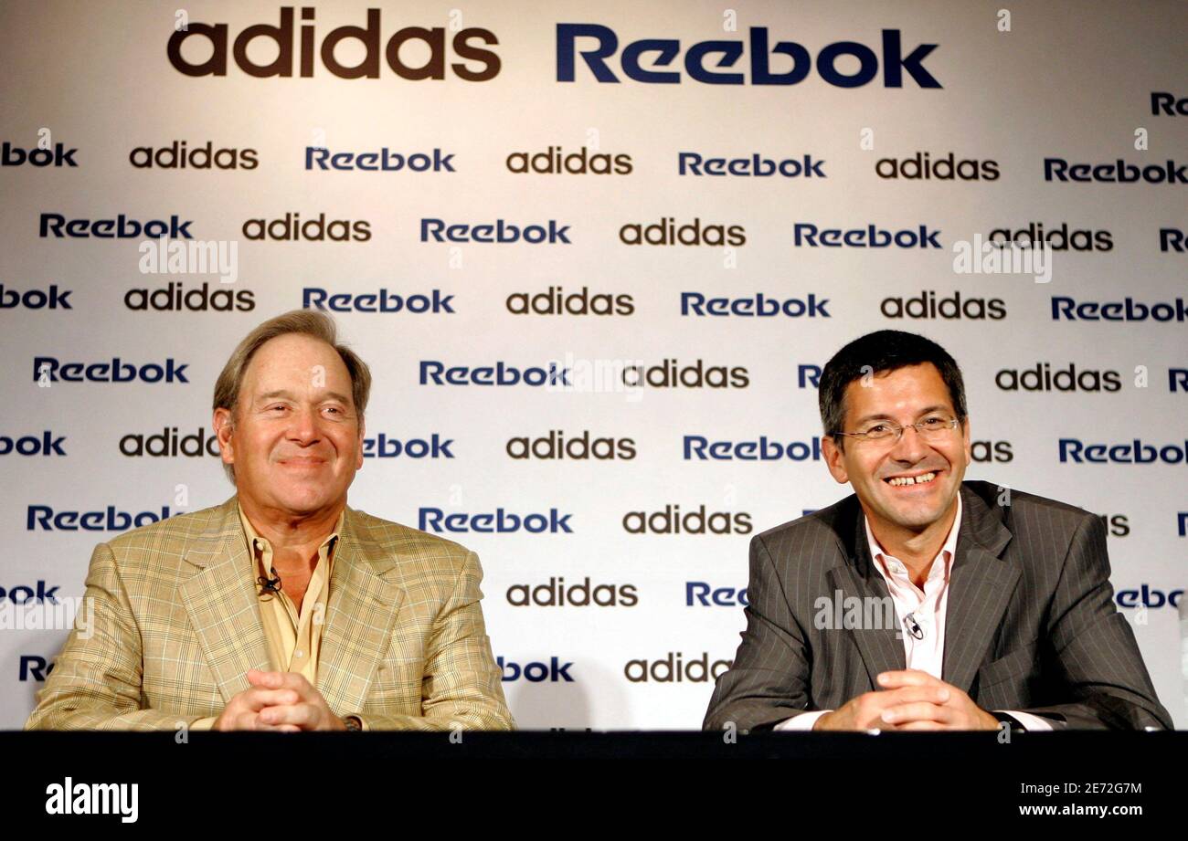 Paul Fireman (L), presidente y director ejecutivo de Reebok, y Herbert  Hainer, presidente y director ejecutivo de Adidas-Salomon, asisten a una  conferencia de prensa en la sede mundial de Reebok en Canton,
