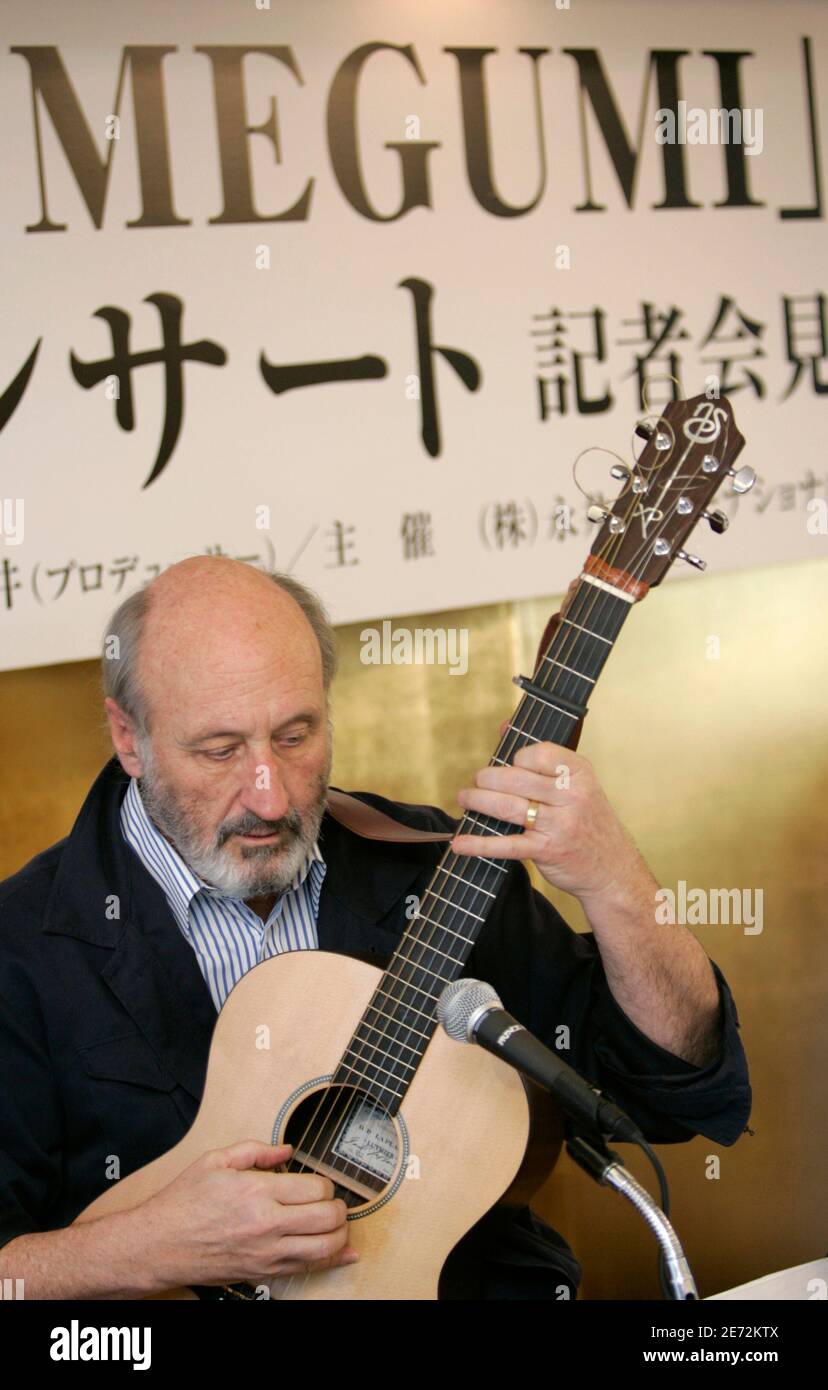 El cantante popular Noel Paul Stookey canta 'Song for Megumi' en una conferencia de prensa en Tokio el 19 de febrero de 2007. Megumi Yokota, que desapareció en su camino a casa de la escuela en 1977 a la edad de 13 años, se ha convertido en la cara icónica de los ciudadanos japoneses secuestrados por los agentes de Pyongyang para ayudar a entrenar espías durante los años 1970 y 1980. REUTERS/Kim Kyung-Hoon (JAPÓN) Foto de stock