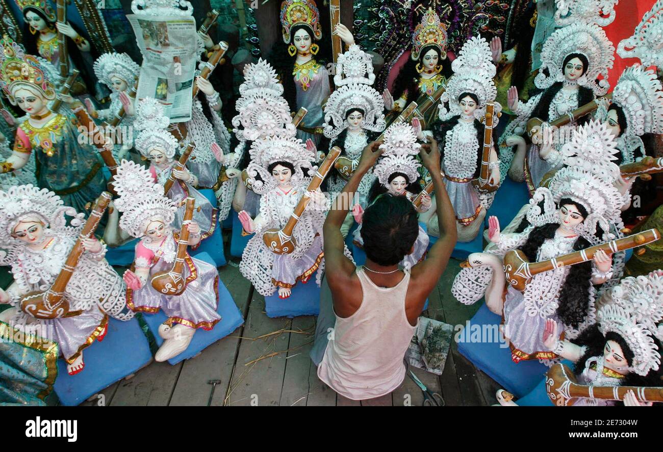 An artisan adorns an idol of Saraswati, the Goddess of knowledge and learning, at a roadside workshop on the eve of "Saraswati Puja" in the northeastern Indian city of Siliguri January 30, 2009. The festival, which falls on the same day as "Basant Panchami", is celebrated to pay obeisance to Saraswati and many Hindu children are taught reading and writing their first words on this day. REUTERS/Rupak De Chowdhuri (INDIA) Foto de stock