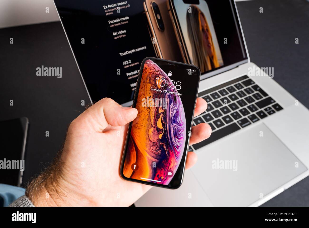 Paris, Francia - Sep 25, 2018: POV hombre mano sosteniendo último Apple Computadoras iPhone Max smartphone con el MacBook Pro en ejecución en el fondo pantalla grande de retina OLED Fotografía de stock - Alamy Paris, Francia - Sep 25, 2018: POV hombre mano sosteniendo último Apple Computadoras iPhone Max smartphone con el MacBook Pro en ejecución en el fondo pantalla grande de retina OLED Fotografía de stock - Alamy