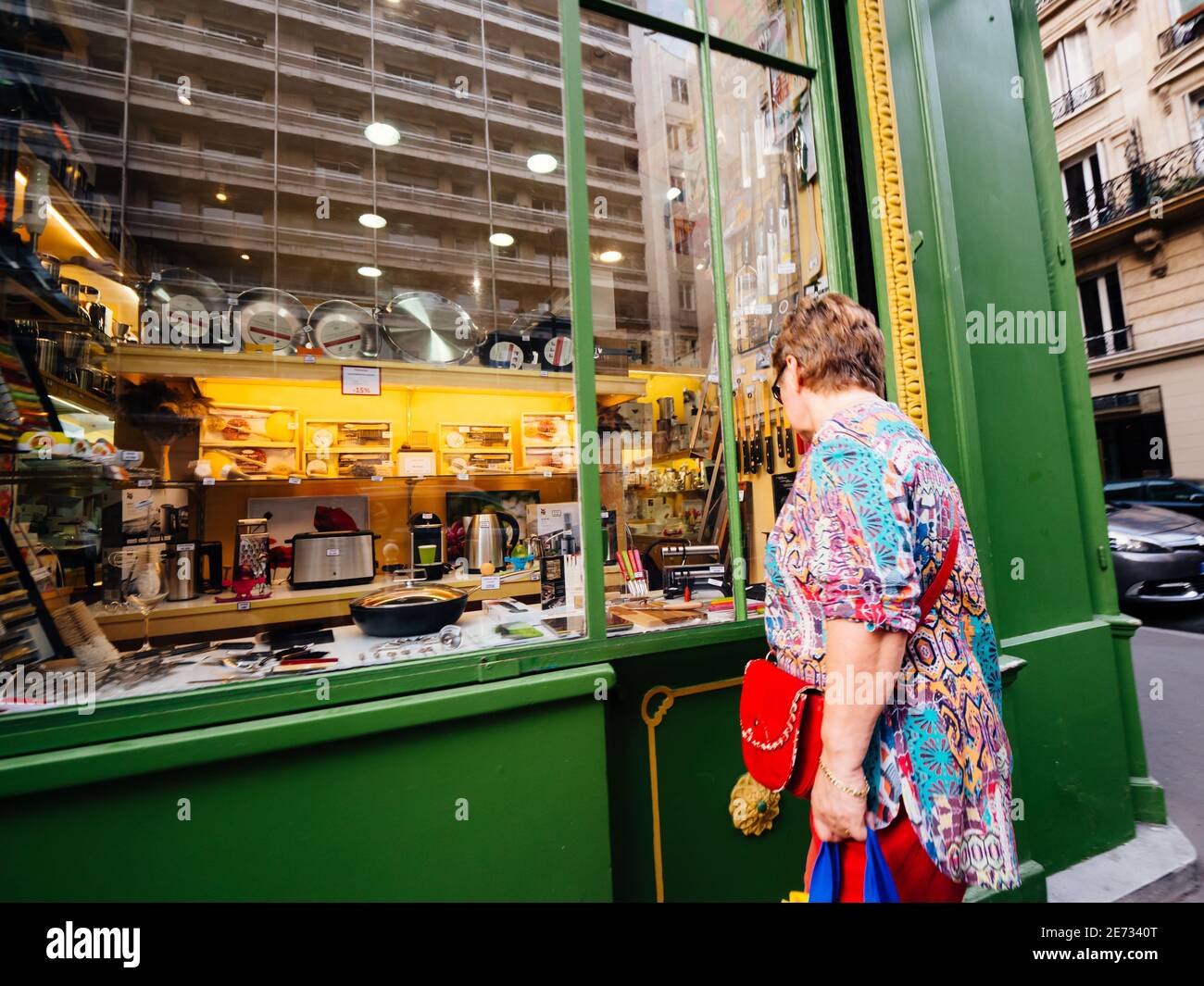 Paris, Francia - 13 de octubre de 2018: Escena urbana parisina con mujer  mirando el escaparate de la tienda de venta de diversos accesorios de  cocina platos ollas y tostadoras Fotografía de stock - Alamy