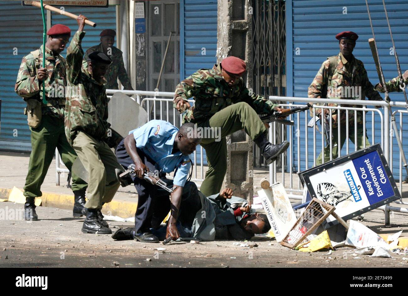 Policías antidisturbios golpearon a un manifestante musulmán cerca de la Mezquita de Jamia en Nairobi, la capital de Kenia, el 15 de enero de 2010. Las fuerzas de seguridad keniatas dispararon al aire y lanzaron gas lacrimógeno contra cientos de personas que protestaban en la capital el viernes contra la detención del clérigo jamaiquino Sheikh Abdullah al-Faisal. REUTERS/Thomas Mukoya (KENIA - Tags: DISTURBIOS CIVILES RELIGIÓN) Foto de stock