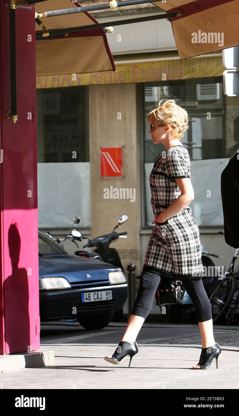 La cantante australiana Kylie Minogue después del desfile de moda Chloe que  va a la tienda Dyptique comprar parfum en París, Francia el 3 de marzo de  2007. Foto por ABACAPRESS.COM Fotografía