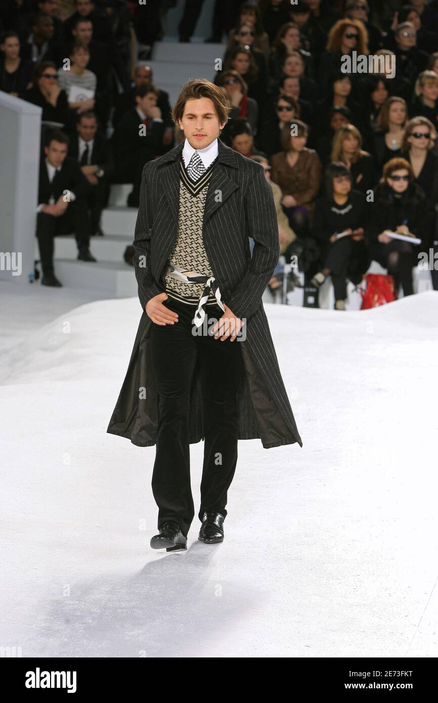 Un modelo muestra una creación del diseñador de moda alemán Karl Lagerfeld  para la exposición de la colección Chanel Fall-Winter 2007-2008  Ready-to-Wear celebrada en el Grand Palais, en París, Francia, el 2