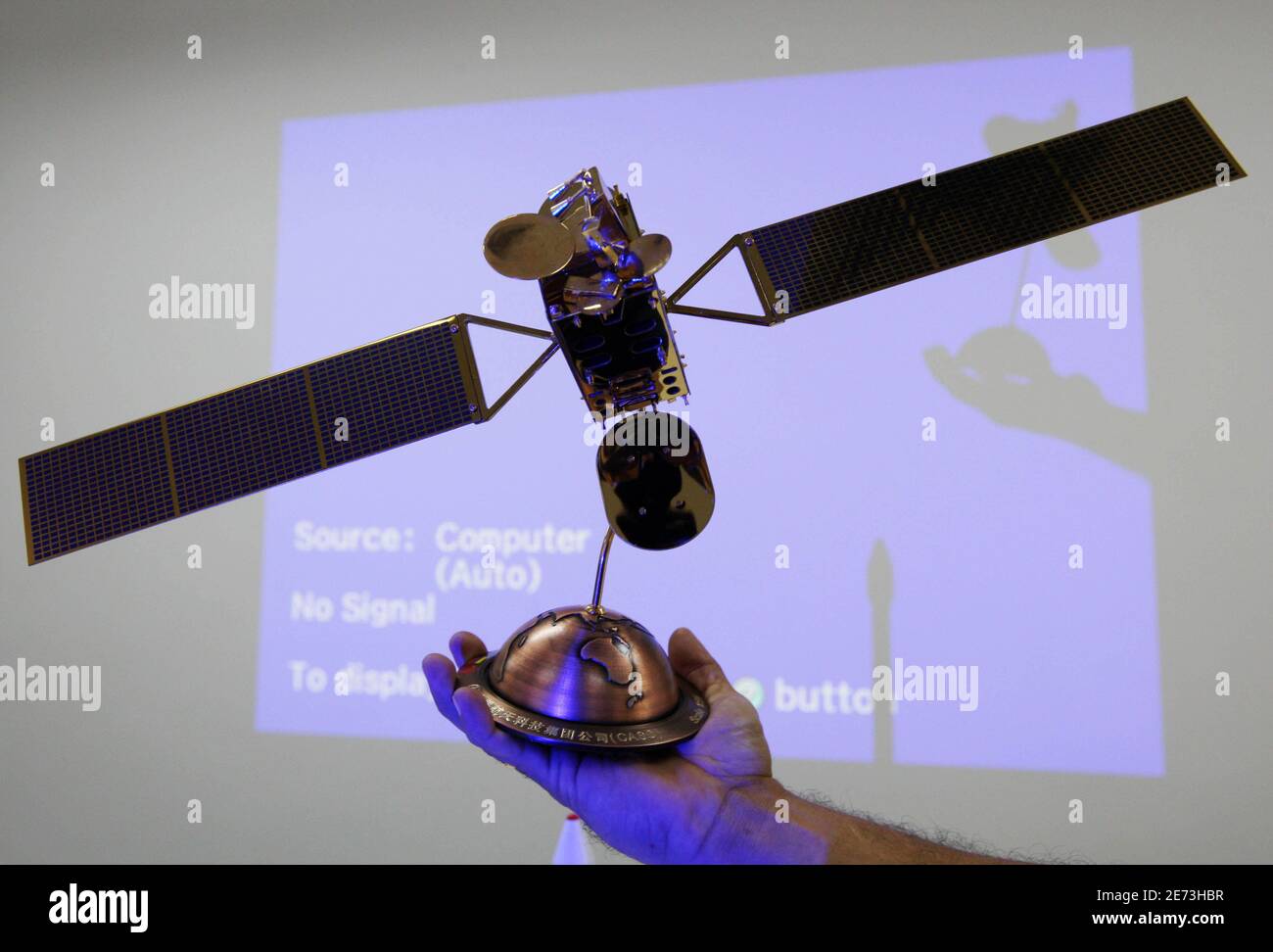 Una réplica del satélite Simón Bolívar se ve en el Sombrero en el estado  central venezolano de Guarico Octuber 28, 2008. China pondrá en órbita el satélite  venezolano de telecomunicaciones 'Simón Bolívar'