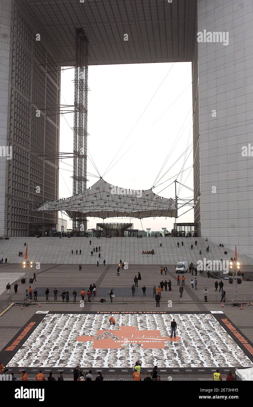 Un rompecabezas gigante (10000 piezas) fue instalado fuera del Arco de la Defensa cerca de París, Francia el 7 de marzo de 2007 para promover el empleo de 10000 trabajadores jóvenes en el sector de la industria de la construcción. Foto Giancarlo Gorassini/ABACAPRESS.COM Foto de stock