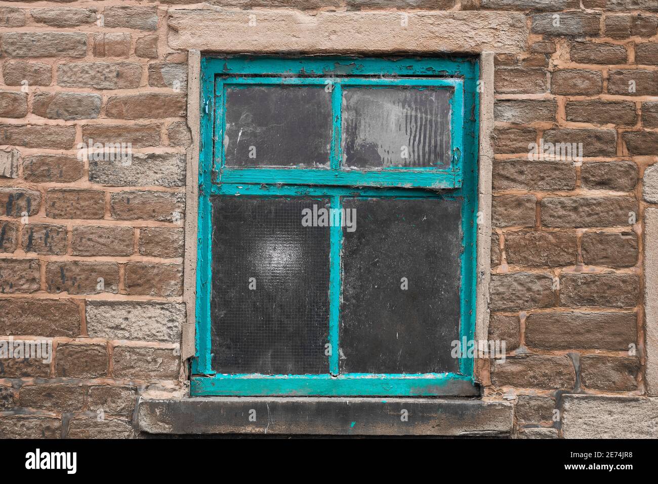 Antiguo marco azul de la ventana tomada en una antigua granja de piedra construida en Inglaterra, Reino Unido Foto de stock