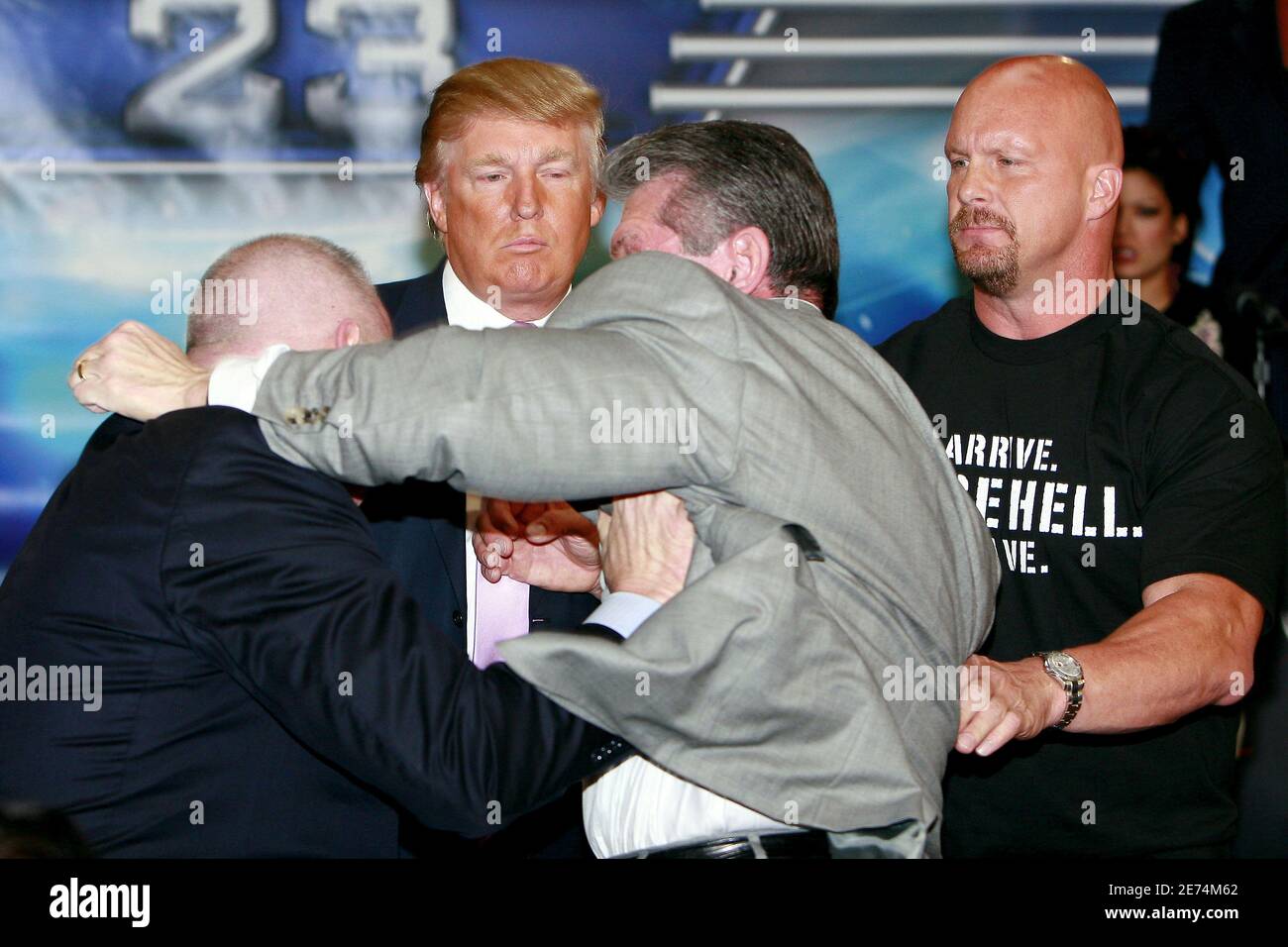 Vince Mcmahon Presidente De La Wwe Lucha En La Conferencia De Prensa Llevada A Cabo Por Battle Of The Billionaires Para Anunciar Los Detalles De Wrestlemania 23 En Trump Tower El 28