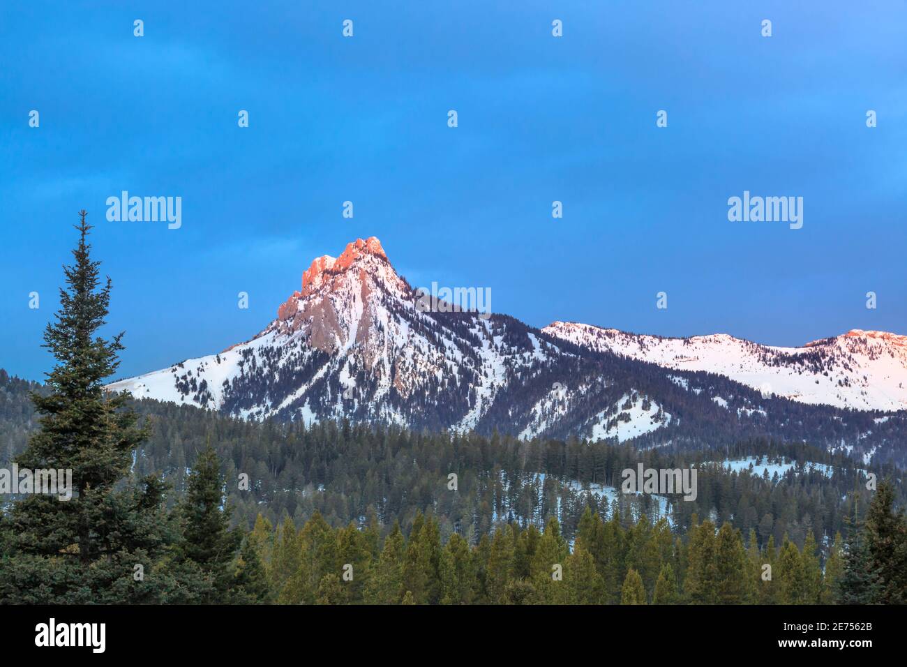 primera luz en el pico ross en la gama bridger en invierno cerca de bozeman, montana Foto de stock