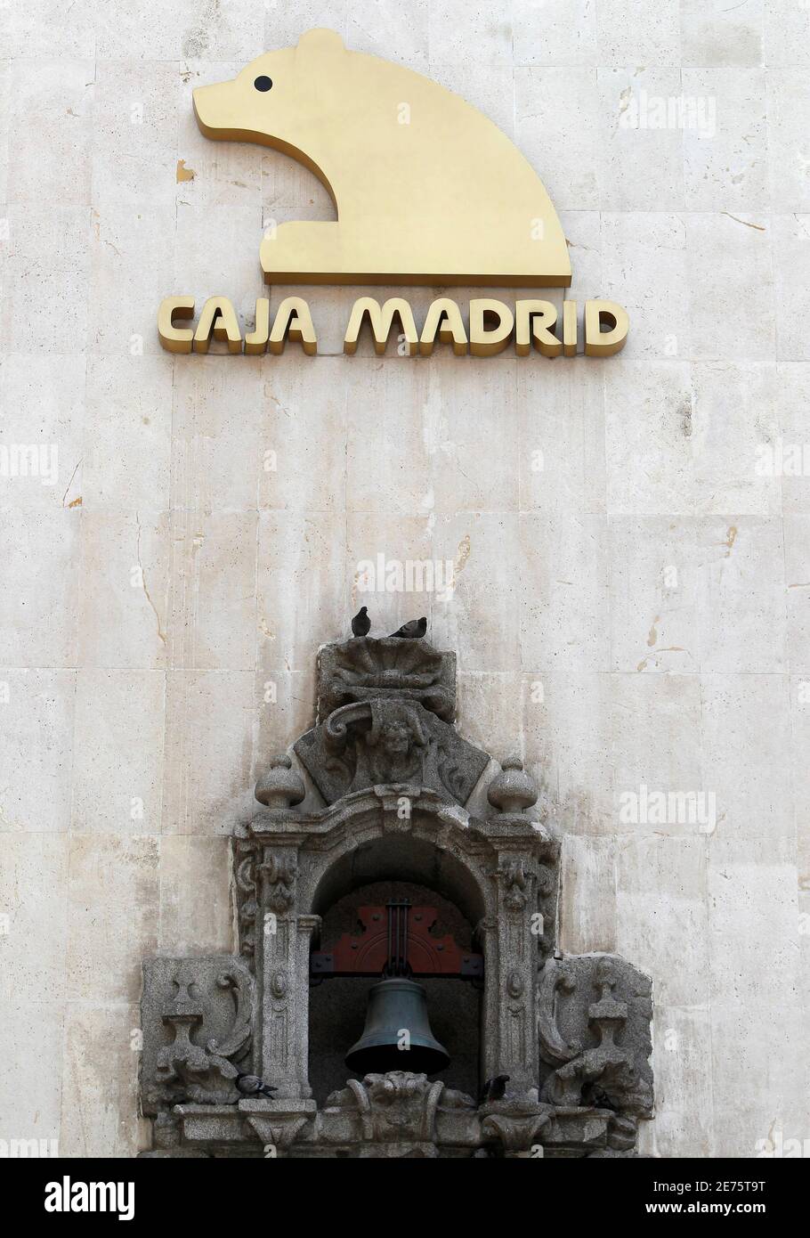 El logo del banco español Caja Madrid es visto en una sucursal en el centro  de Madrid el 10 de junio de 2010. El banco de ahorros Caja Madrid y su rival