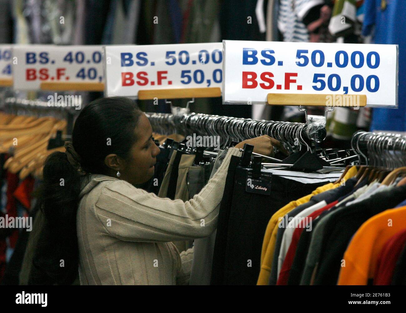 Una mujer busca ropa en una tienda que muestra precios en dos valores en  Caracas 1 de octubre de 2007. El 1 de enero de 2008, la moneda nacional, el  Bolívar venezolano,