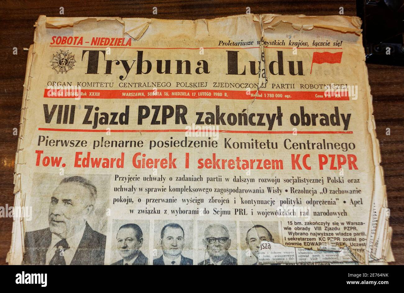 Varsovia, Polonia - 14 de enero de 2021. Trybuna Ludu periódico de 1980 titular que dice "el camarada Edward Gierek votó el primer Secretario de la Uni polaca Foto de stock
