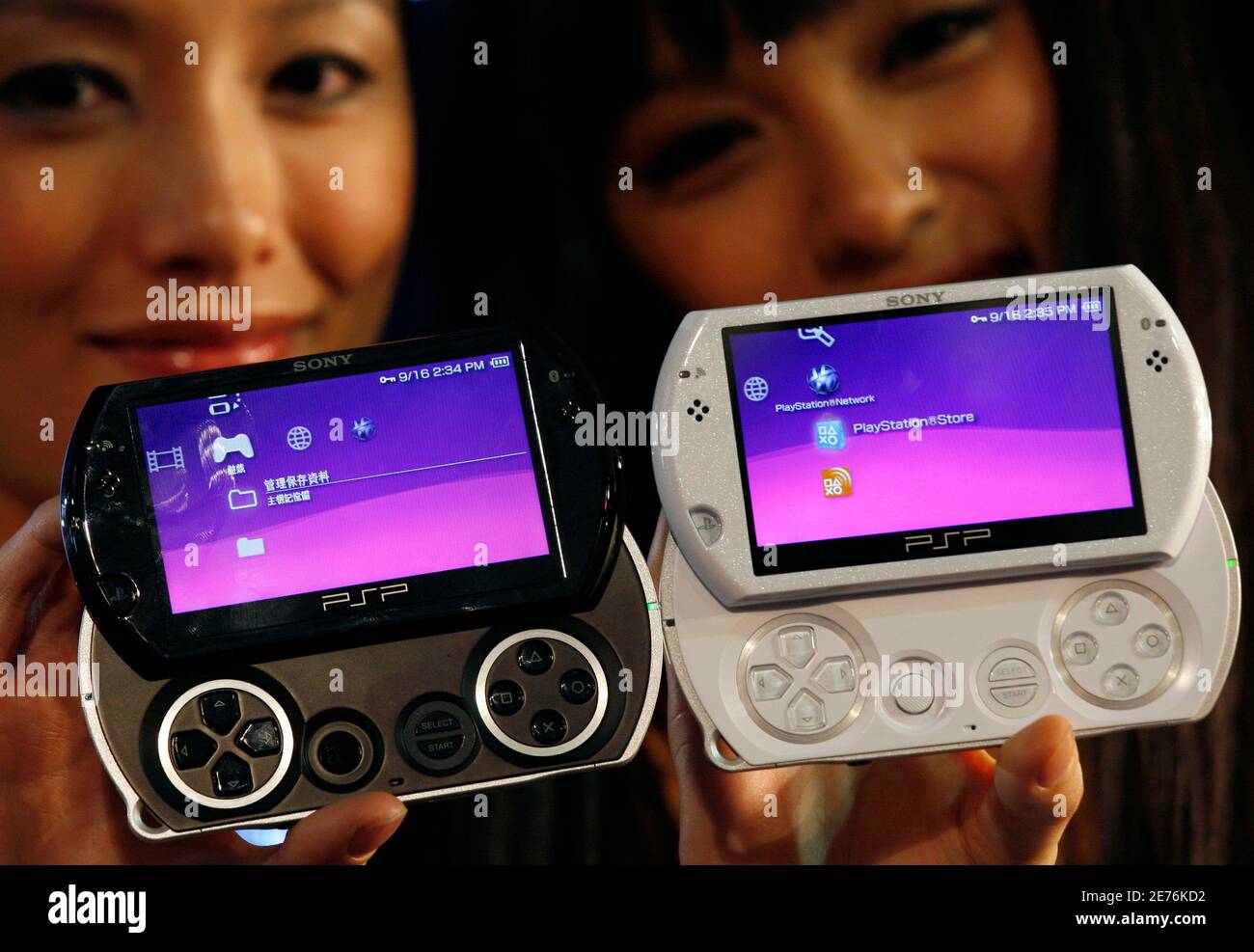 Models display the new Sony PSP Go during a news conference in Hong Kong  September 16, 2009 ahead of its world-wide launch. REUTERS/Bobby Yip (CHINA  SOCIETY BUSINESS Fotografía de stock - Alamy