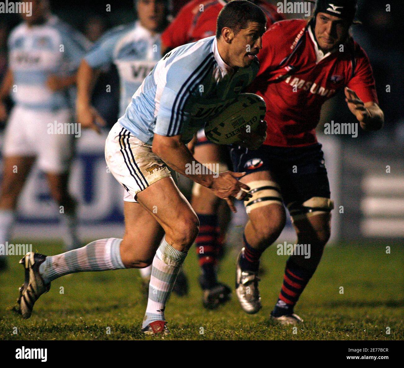 Manuel Contemtomi de los Pumas de Argentina anota prueba contra Chile su amistoso de rugby jugado en Aires el 4 de agosto de 2007. Argentina debutará en la