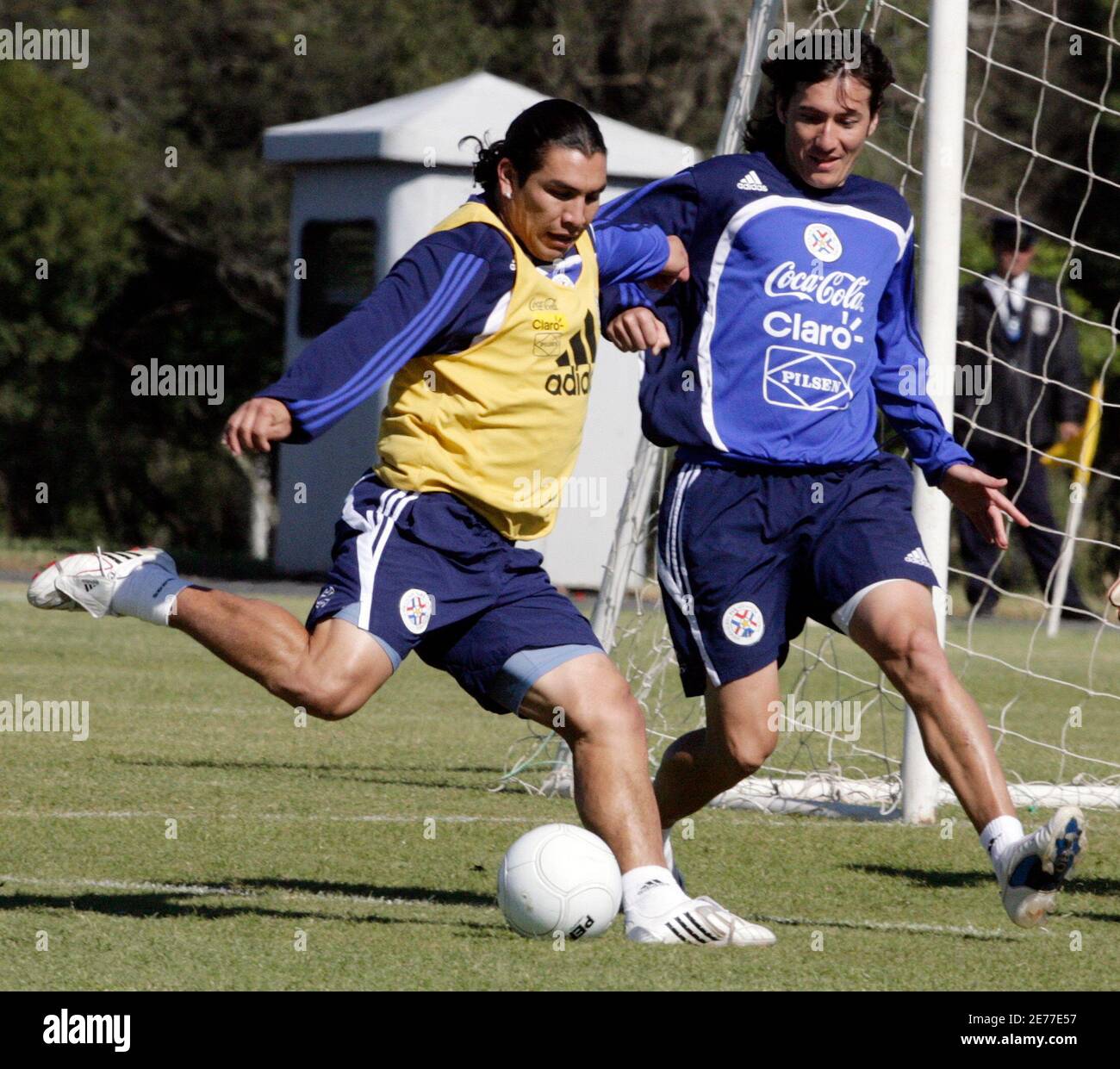 Salvador Cabanas (L) y Aureliano Torres de Paraguay asisten a una sesión de  entrenamiento en Ypane el 17 de junio de 2008. Paraguay jugará a Bolivia en  un partido de fútbol clasificatorio