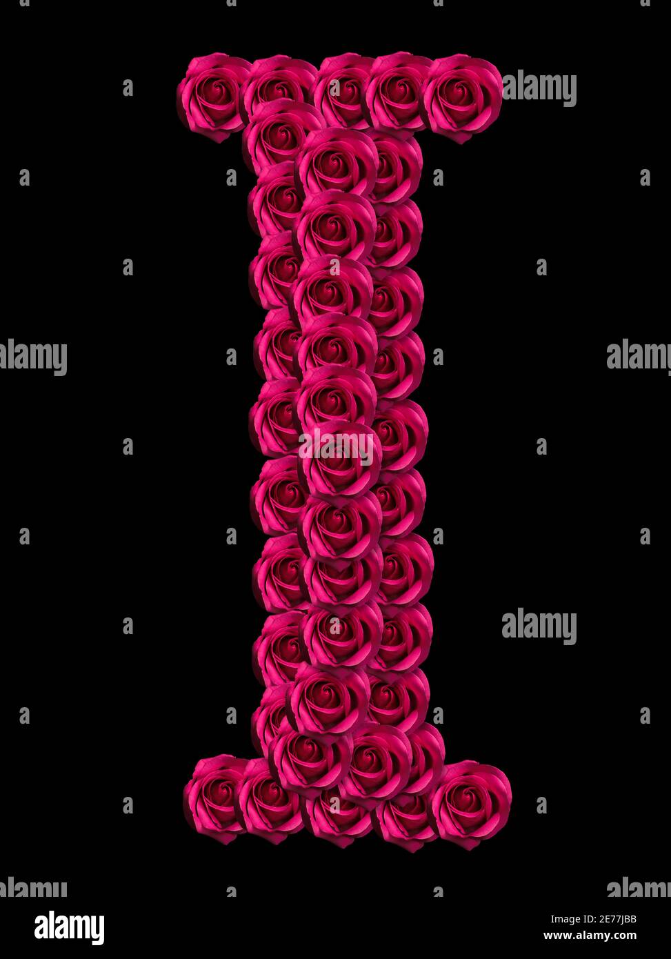 Concepto romántico imagen de una letra mayúscula hecha de rosas rojas. Aislado sobre fondo negro. Elemento de diseño para el amor o temas de San Valentín Foto de stock